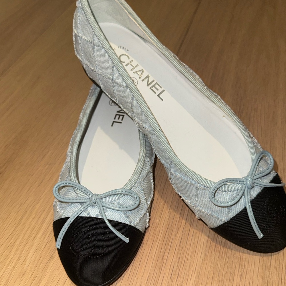 CHANEL Size 36.5 Light Blue Quilted Bow Cap-Toe Ballet Flats with Black Captoe